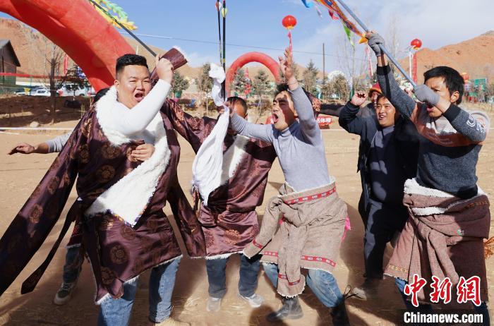 圖為藏族民眾跺腳歡呼慶祝弓箭手射中靶心。　馬銘言 攝