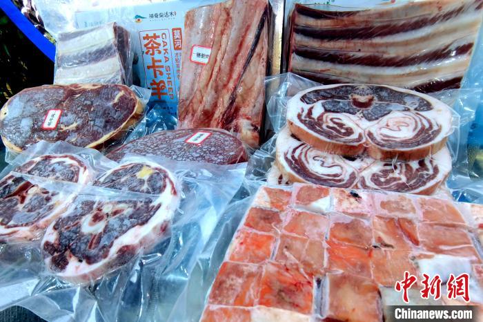 圖為前來參展的柴達(dá)木肉類?！±铍h 攝