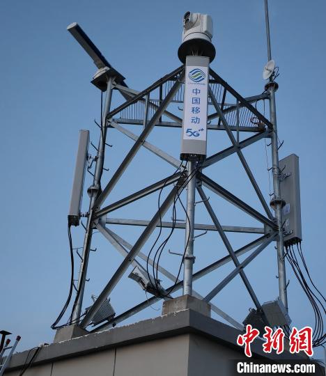 資料圖為建在龍羊峽湖區(qū)內(nèi)的5G基站?！∏嗪Ｒ苿?dòng)海南分公司供圖