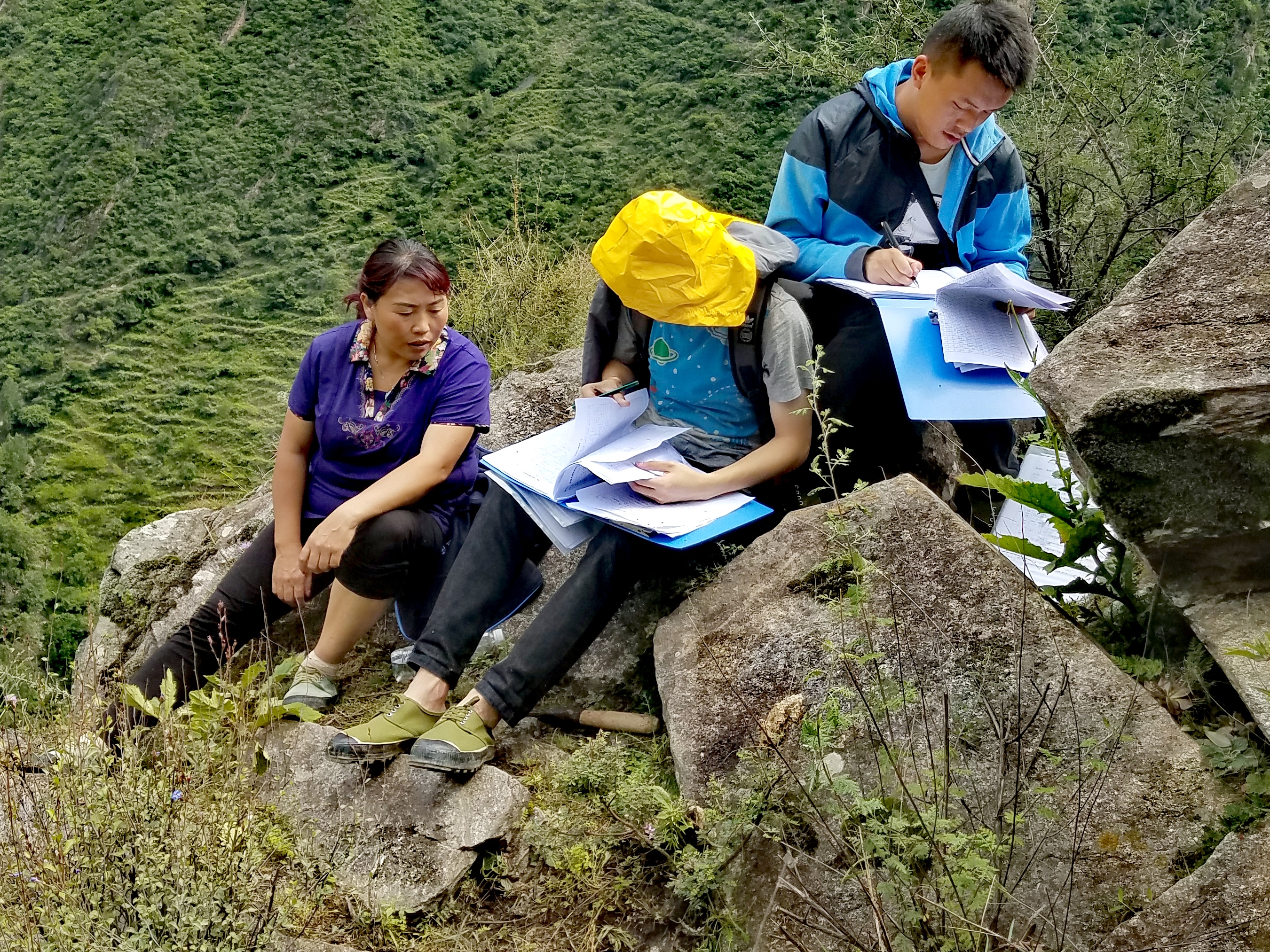 　2022年，余德春(左)協(xié)助排查震后地質災害隱患點。(圖為余德春提供)