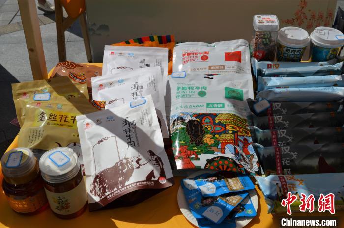 推介活動上的農(nóng)特產(chǎn)品展示?！≈炝杞?攝