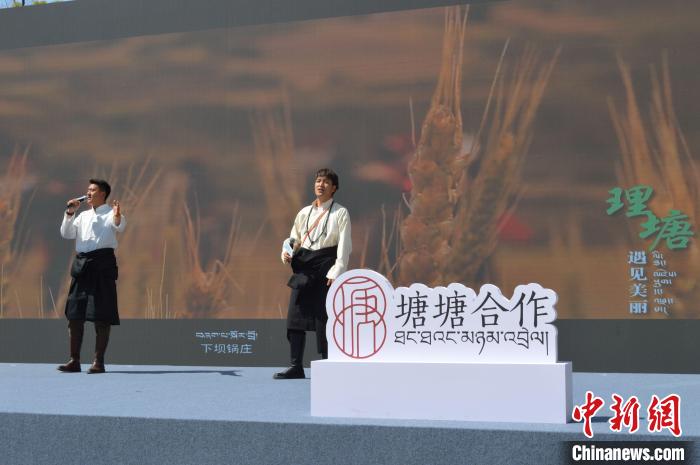 “康巴漢子”現(xiàn)場獻(xiàn)唱?！≈炝杞?攝