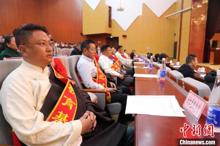 圖為玉樹(shù)州民族團(tuán)結(jié)進(jìn)步創(chuàng)建工作推進(jìn)會(huì)現(xiàn)場(chǎng)?！『F龍 攝