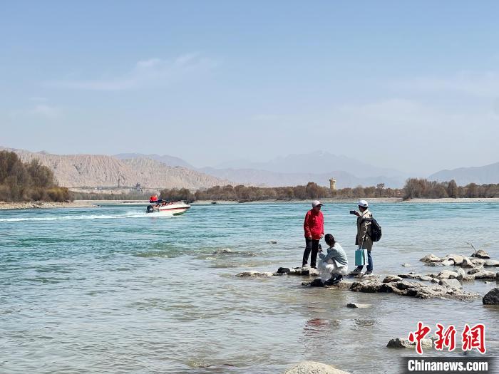 圖為游客在黃河岸畔游玩，并與黃河合影留念?！∑钤鲚?攝