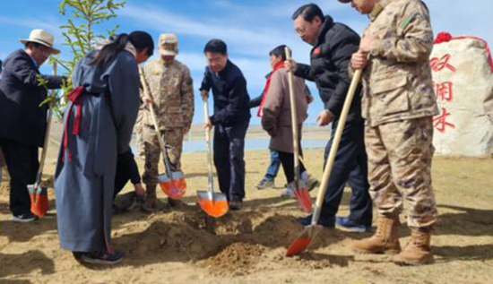 保護黃河干支流域生態(tài)，軍地共建“雙擁林”防護帶。四川省退役軍人事務廳供圖
