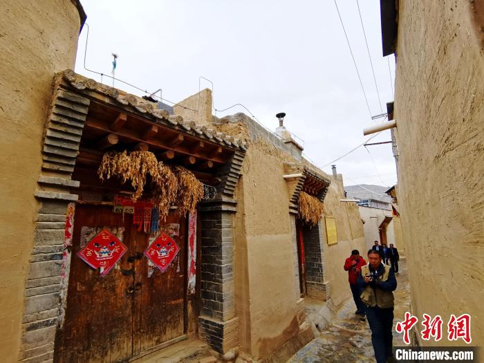 圖為古堡內相互貫通的巷道?！?zhí)砀?攝