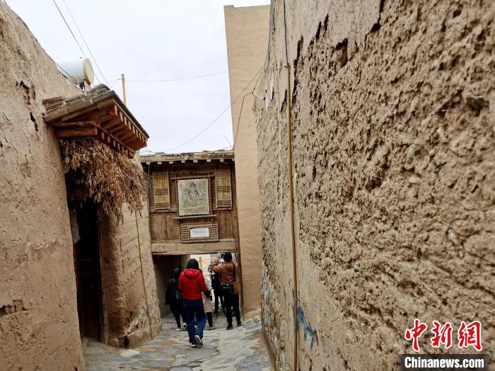 圖為古堡內的巷道?！?zhí)砀?攝