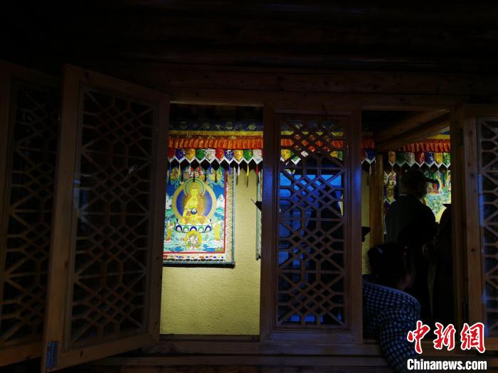 圖為作為展廳的古堡內一座土木二層結構“廊房式”建筑?！?zhí)砀?攝