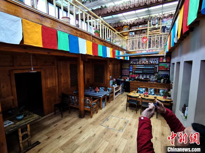 圖為古堡內兼具傳統(tǒng)與現(xiàn)代特色的咖啡館?！?zhí)砀?攝