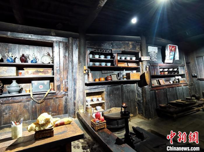 圖為古堡內生活場景展示?！?zhí)砀?攝