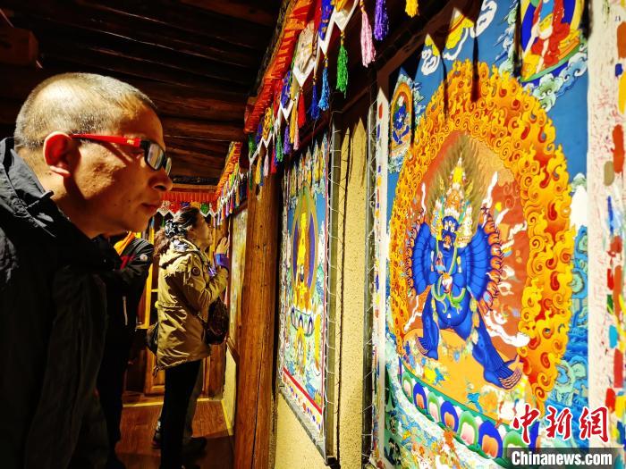 圖為民眾參觀古堡內的唐卡?！?zhí)砀?攝