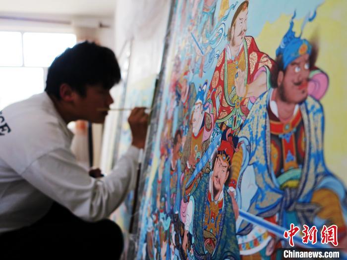 圖為熱貢龍樹畫苑內(nèi)的學(xué)徒繪畫唐卡?！?zhí)砀?攝
