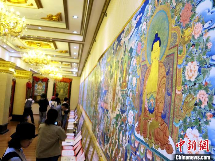 圖為熱貢龍樹(shù)畫(huà)苑內(nèi)的唐卡?！?zhí)砀?攝