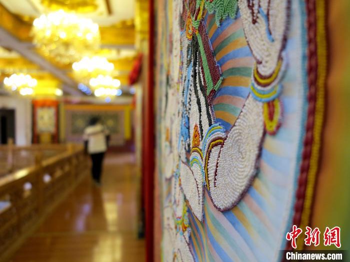 圖為黃南州同仁市熱貢龍樹(shù)畫(huà)苑內(nèi)的珍珠唐卡。　張?zhí)砀?攝