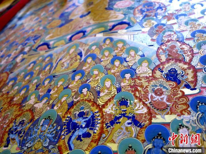 圖為熱貢龍樹(shù)畫(huà)苑內(nèi)展覽的唐卡局部?！?zhí)砀?攝