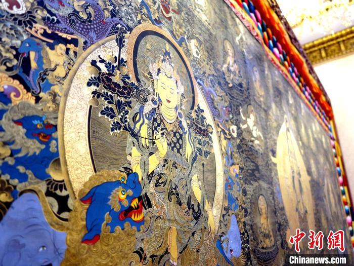 圖為熱貢龍樹(shù)畫(huà)苑內(nèi)的唐卡?！?zhí)砀?攝