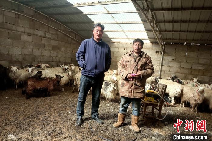 圖為華公太(左)走訪牧民生產(chǎn)生活情況?！〔彭?xiàng)什姐 攝