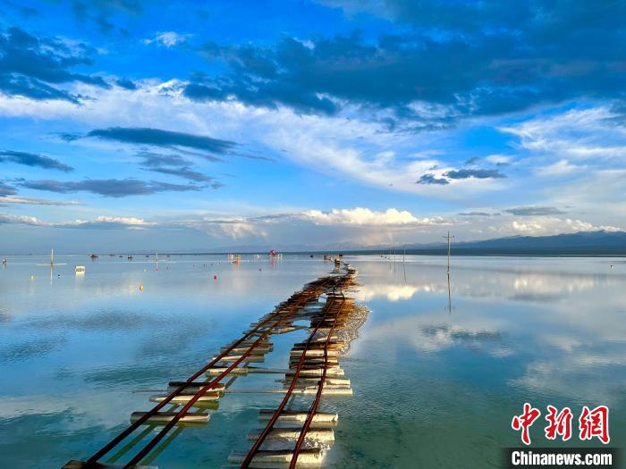 圖為茶卡鹽湖景區(qū)風(fēng)光?！⒀?攝