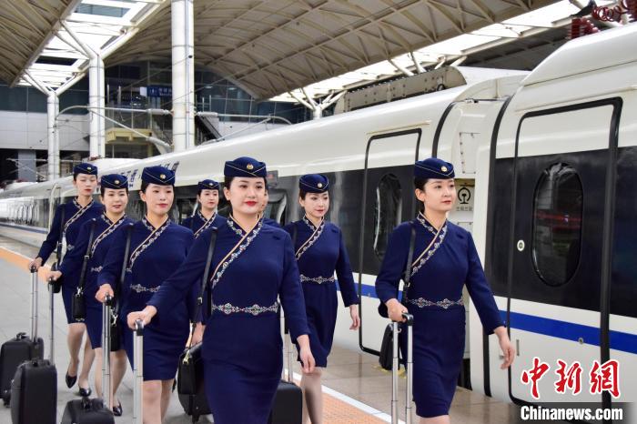 圖為青藏鐵路西格段“復興號”動車組乘務員新制服亮相?！|科力加 攝