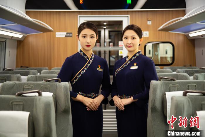 圖為整體色彩以“深藏青”為主調(diào)的西格段“復興號”動車組乘務員新制服?！±罾?攝