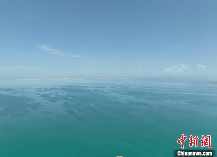 圖為航拍仲夏時節(jié)，青海湖水天一色?！∑钤鲚?攝