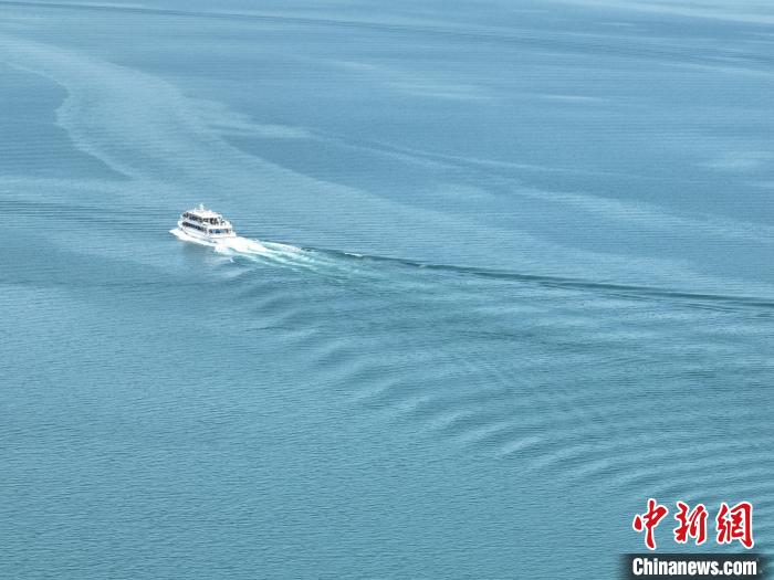 圖為航拍仲夏時節(jié)，青海湖湖水碧波蕩漾?！∑钤鲚?攝