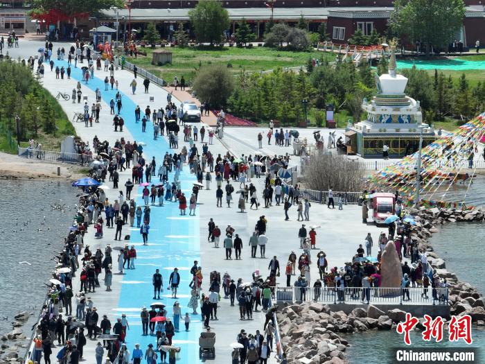 圖為航拍青海湖二郎劍景區(qū)游客眾多?！∑钤鲚?攝