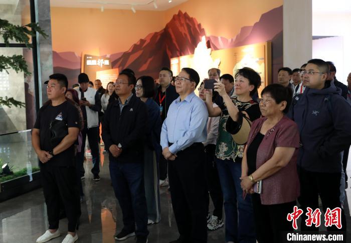 圖為臺(tái)商參訪祁連山國家公園生態(tài)科普館?！⊙Φ?攝