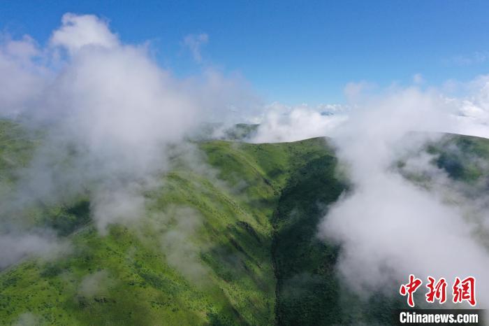 航拍賽來(lái)塘鎮(zhèn)山間云霧繚繞。　馬銘言 攝