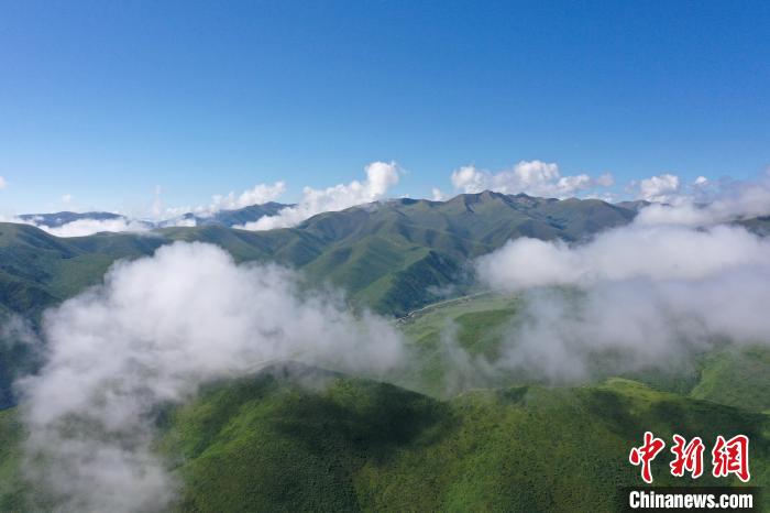 航拍賽來(lái)塘鎮(zhèn)山間云霧繚繞。　馬銘言 攝
