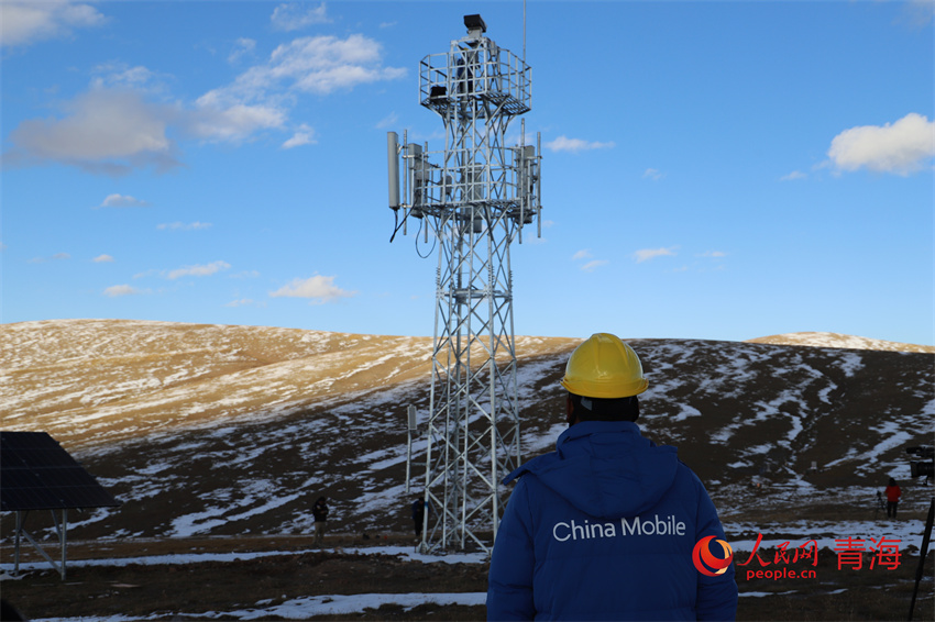 逆光下的中國移動5G基站。人民網 陳明菊攝