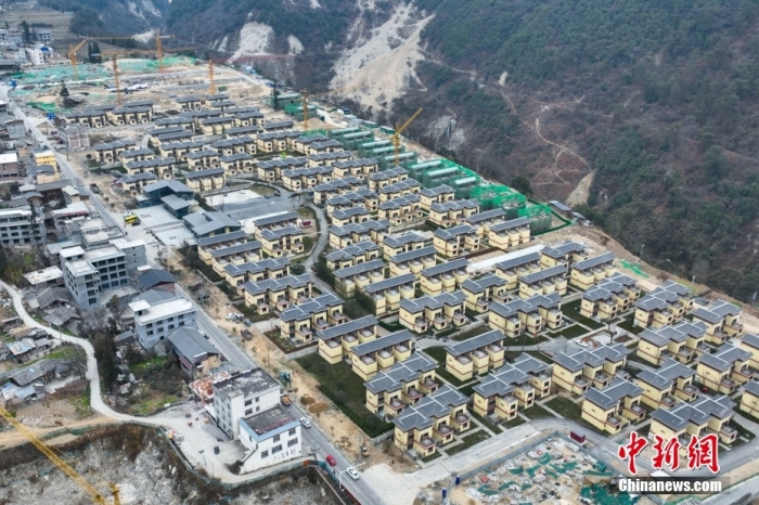 圖為2月1日，瀘定磨西鎮(zhèn)震后重建的安置小區(qū)。(無(wú)人機(jī)照片)<a target='_blank' href='/'><p  align=