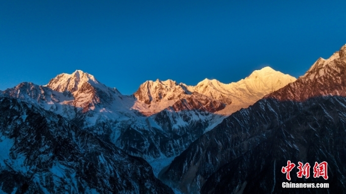 圖為2月1日，清晨陽光照在貢嘎雪山上，出現(xiàn)“日照金山”景觀。(無人機(jī)照片)<a target='_blank' href='/'><p  align=