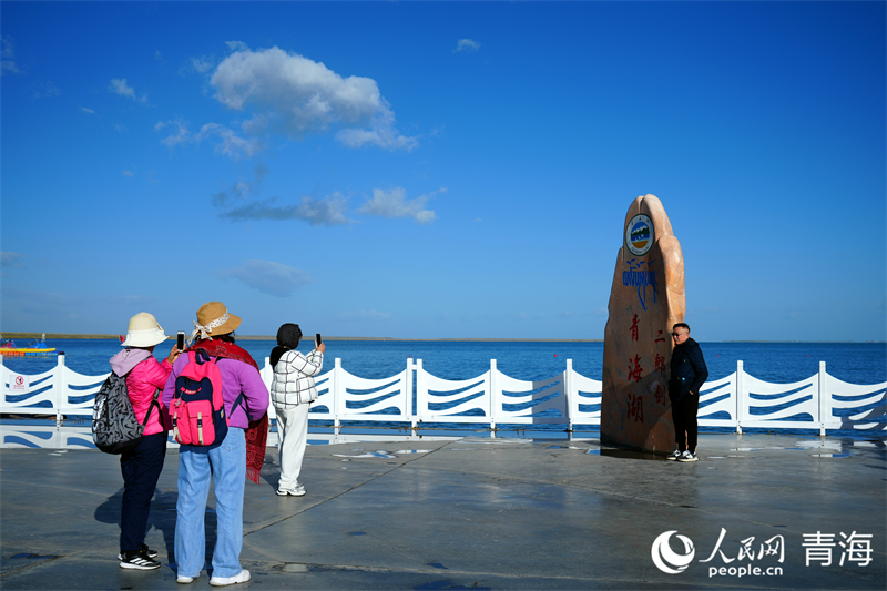 游客在青海湖二郎劍景區(qū)游玩。人民網(wǎng) 況玉攝
