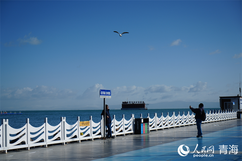 游客在青海湖二郎劍景區(qū)游玩。人民網(wǎng) 況玉攝