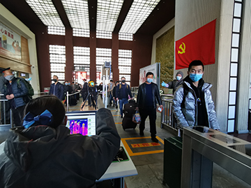 拉薩火車站工作人員對(duì)出站旅客進(jìn)行紅外線測(cè)溫。趙越拍攝.jpg