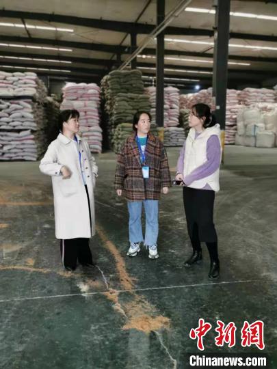 圖為次仁措姆(中)正在開展街道工作。<a target='_blank' ><p  align=