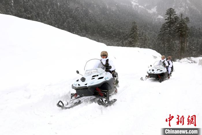 圖為雪地摩托車(chē)開(kāi)路?！⊙鸩?攝