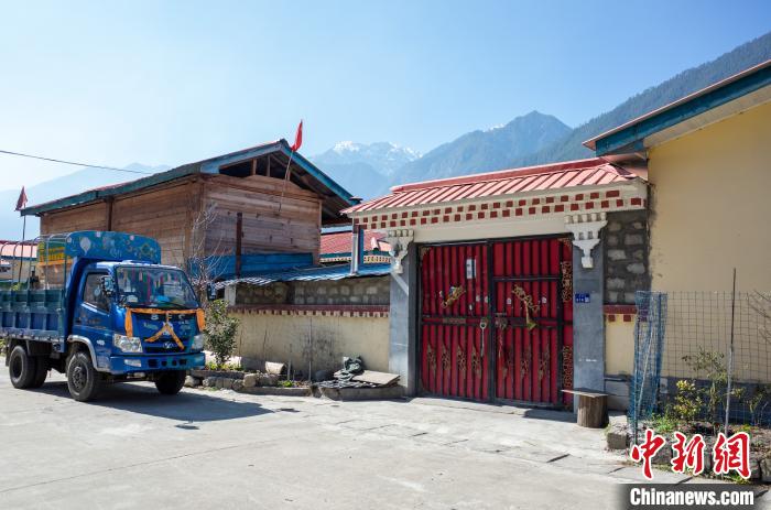 圖為林芝下察隅鎮(zhèn)布巴村村民家門口停放著貨運(yùn)車輛?！〗w波 攝