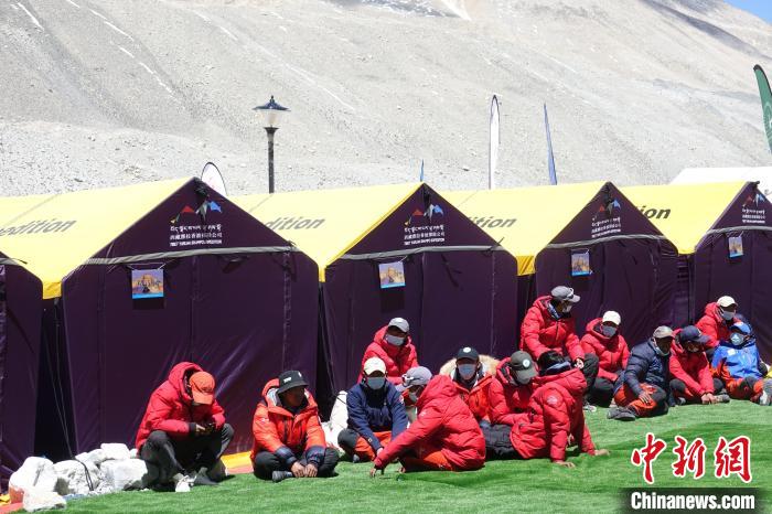 5月9日，登山隊(duì)員在珠峰北坡登山大本營(yíng)歇息?！∪轿木?攝