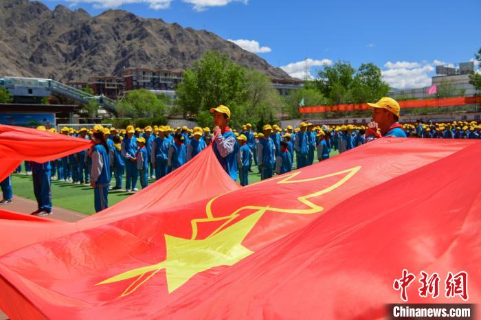 圖為拉薩市堆龍德慶區(qū)堆龍姜昆黃小勇希望小學(xué)學(xué)生在操場入隊儀式?！∝暩聛硭?攝