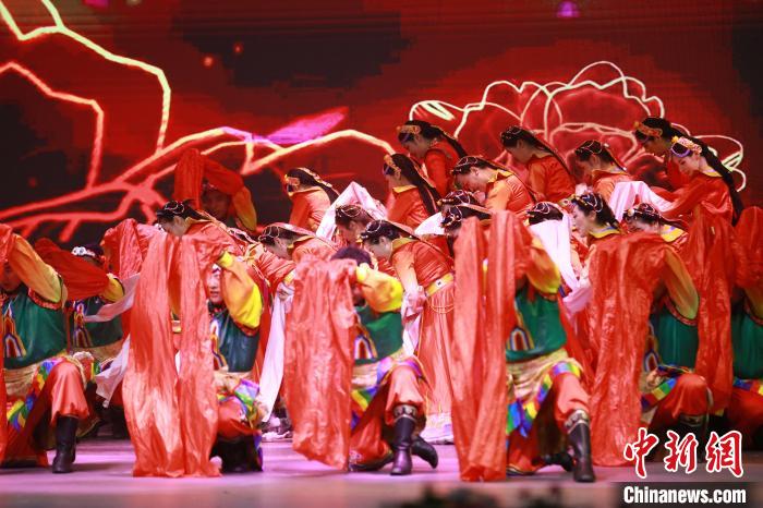 圖為農(nóng)行西藏分行演出現(xiàn)場?！∞r(nóng)行西藏分行 供圖