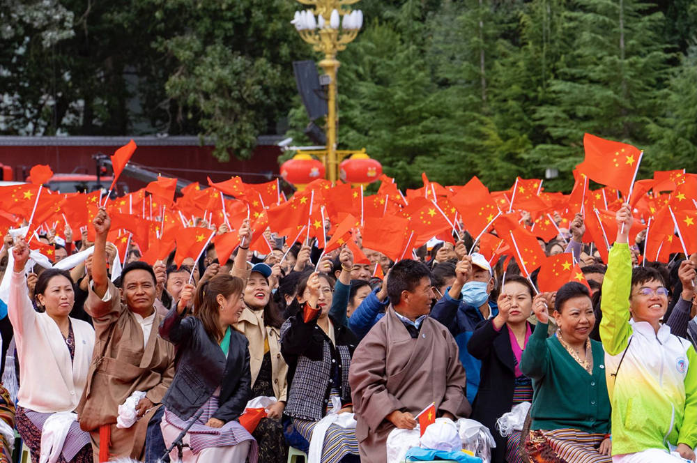 8月19日10時(shí)，慶祝西藏和平解放70周年大會(huì)在拉薩市布達(dá)拉宮廣場(chǎng)隆重舉行。徐馭堯 攝