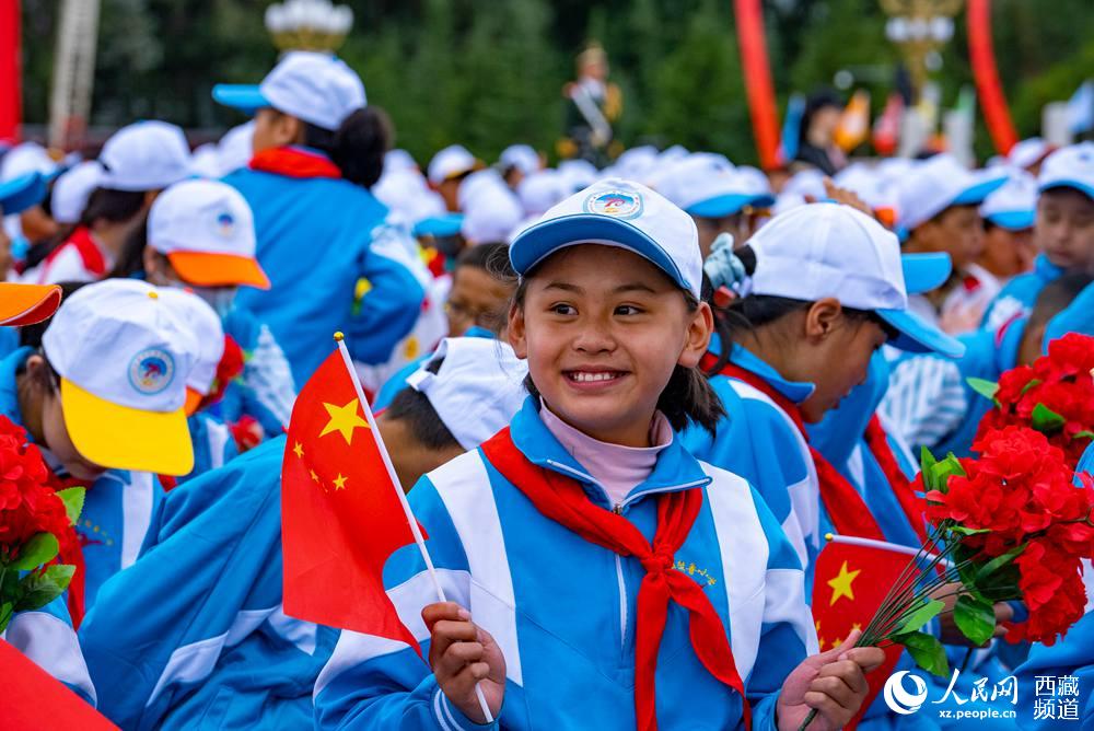8月19日10時(shí)，慶祝西藏和平解放70周年大會(huì)在拉薩市布達(dá)拉宮廣場(chǎng)隆重舉行。徐馭堯 攝