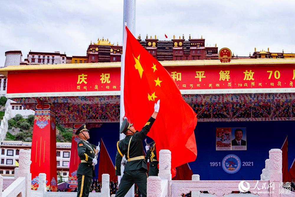 8月19日10時(shí)，慶祝西藏和平解放70周年大會(huì)在拉薩市布達(dá)拉宮廣場(chǎng)隆重舉行。這是大會(huì)舉行升旗儀式。徐馭堯 攝