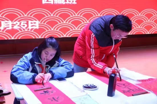 現(xiàn)場書寫春聯(lián)。梁超攝