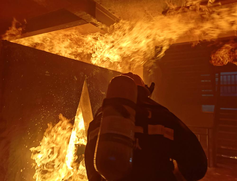 畫(huà)面“燃爆”。