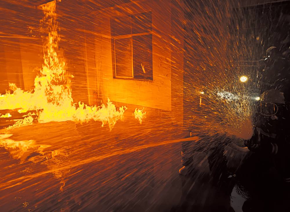 滅火救援演練，畫(huà)面震撼。