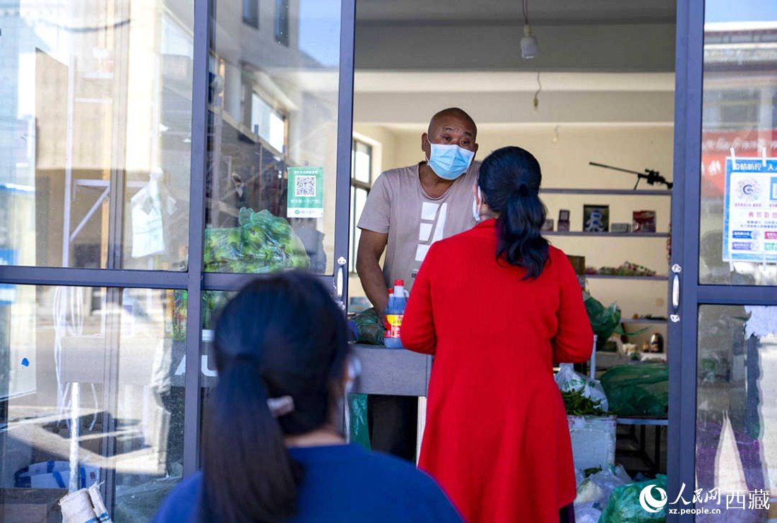 市民們有序排隊購買早餐。人民網(wǎng) 次仁羅布攝