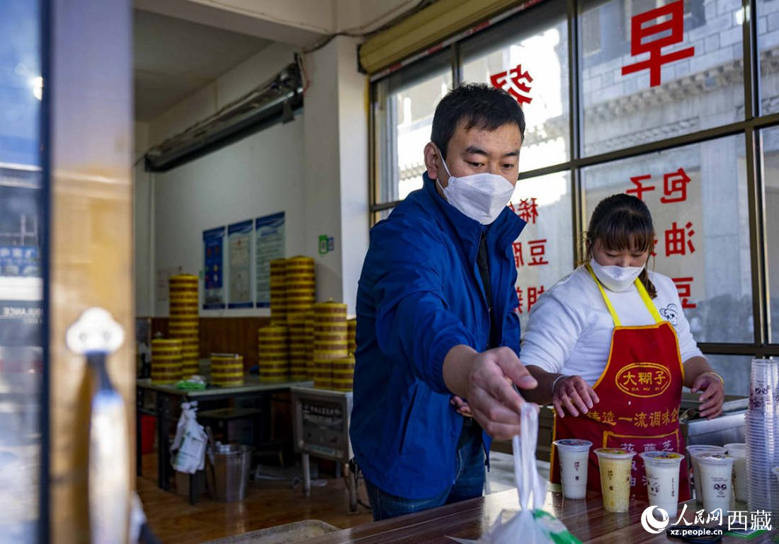 市民購買早餐。人民網(wǎng) 次仁羅布攝